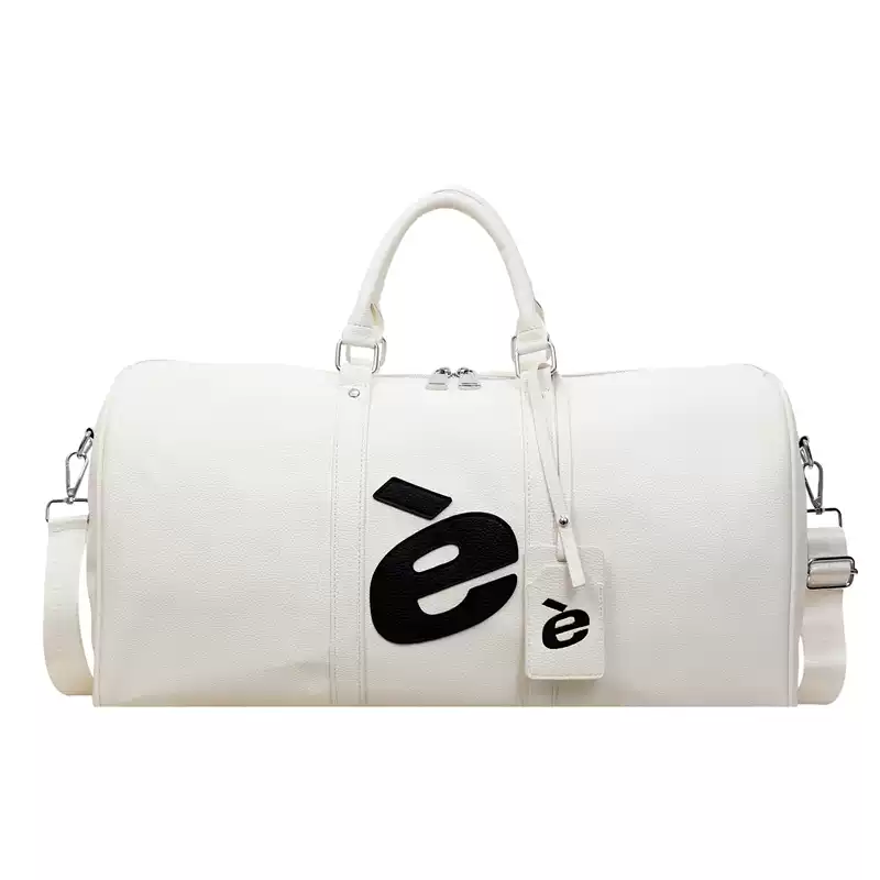 è Weekender travel bag in cream grained leather with black è appliqué