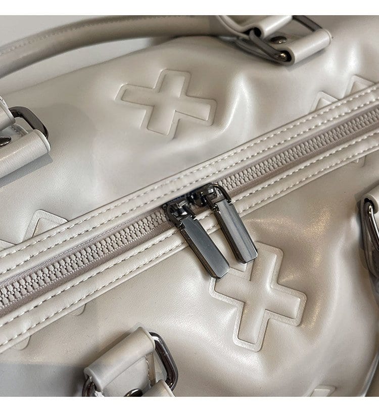 Close up of the smooth dual zip on the è Voyager duffle bag